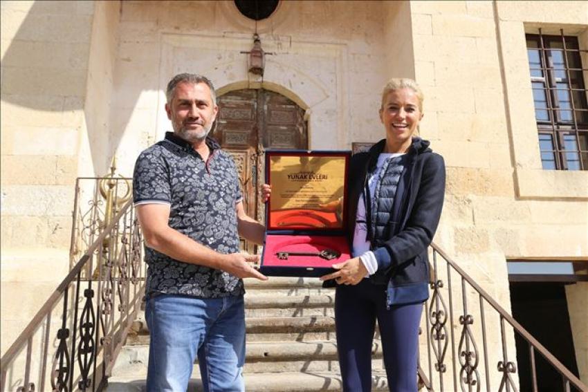 Yunak Evlerinden Burcu Esmersoy'a Büyük Jest