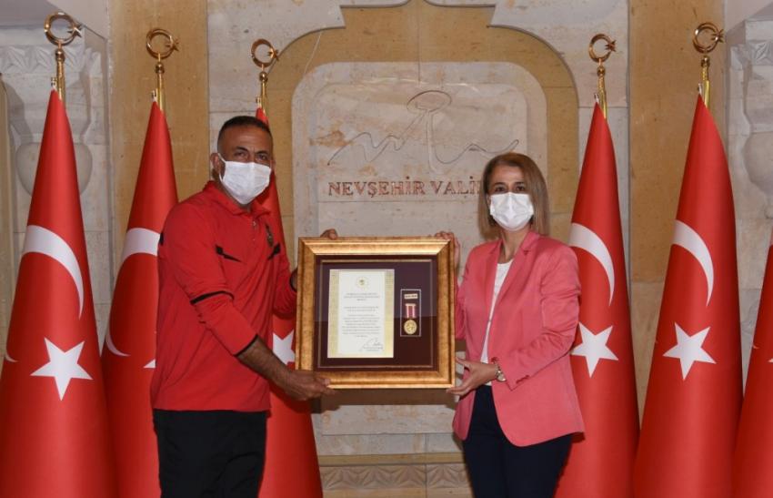 Ürgüp’te Görevli Gazi Polise Devlet Övünç Madalyası ve Berat Verildi