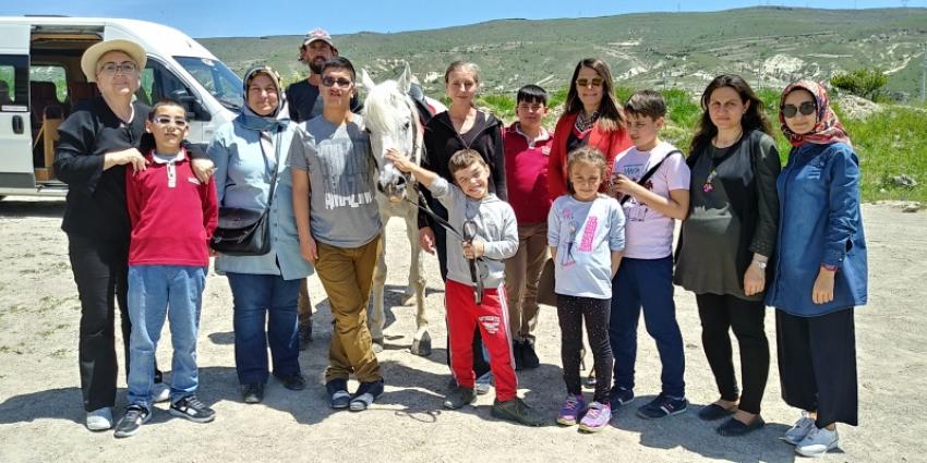 Mehmet Diker Ortaokulu özel eğitim sınıfı at çiftliği gezisi düzenlendi