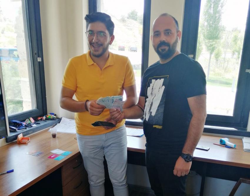 Yolda Bulduğu Para Dolu Cüzdanı Sahibine Teslim Etti