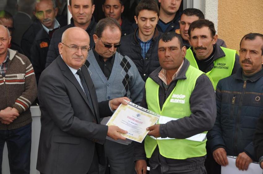 Belediye Başkanından Personellerine Takdir Belgesi