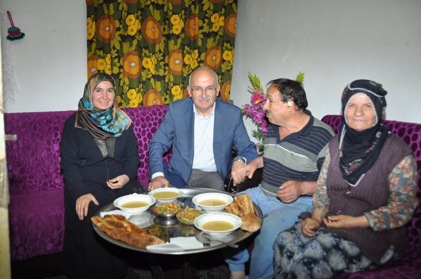 Başkan Yıldız, İftarını Vatandaşlarla Birlikte Açtı