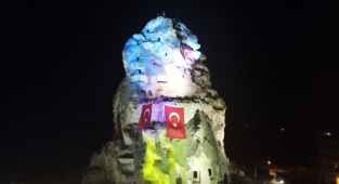 Kapadokya'nın merkezi Ortahisar Kalesinde 'Türk bayrağı' şöleni yaşandı