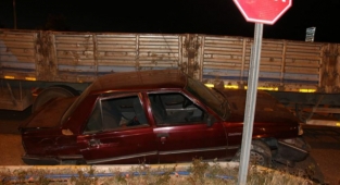 Tır Otomobili Altına Aldı 1 Yaralı