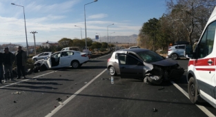Artık Yeter! Yine Aynı Kavşak Yine Kaza 1 Yaralı