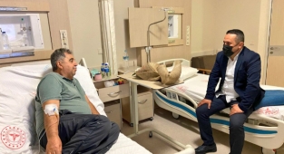 Başkan Kahraman, Hastanede Tedavi Gören Mustafa Kırboğa'yı Ziyaret Etti