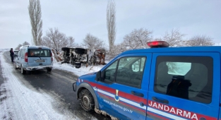 Kar küreme ve tuzlama aracı devrildi