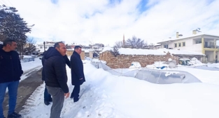 Sarıhıdır köyünde seralar kardan zarar gördü