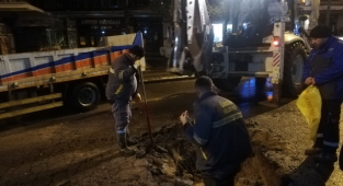 Su patlağı yolu kapattı