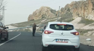 Elektrik direği devrildi, yol kapandı