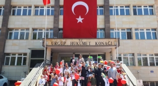 Polis ve Jandarma ekipleri süsledikleri araçlarla 23 Nisan'ı kutladı