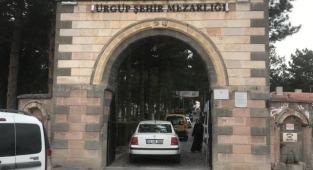 Ramazan Bayramı arifesinde vatandaşlar mezarlıkları ziyaret ediyor