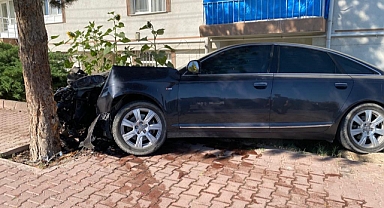 Kontrolden Çıkan Lüks Otomobil Ağaca Çarptı 2 Yaralı