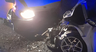 Otomobil ile Minibüs Çarpıştı Kazada 14 Kişi Yaralandı