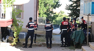 Çatıdan Atlamak İsteyen Kişiyi Jandarma Komutanları İkna Etti (videolu haber)