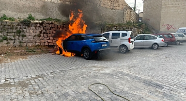 Çıkan Yangında Otomobil Kül Oldu