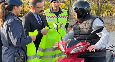 Jandarma Sürücülere Reflektif Yelek Dağıttı