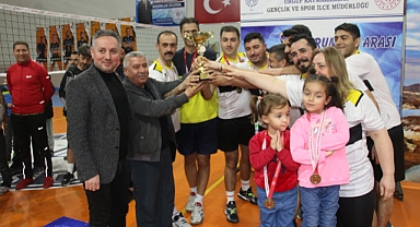 Voleybol Turnuvasında Ortahisar Belediyesi Şampiyon Oldu