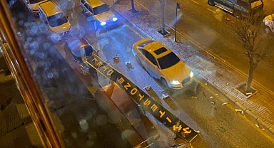 Kuvvetli rüzgar nedeniyle hotelin tabelası araçların üzerine düştü