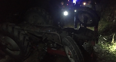Devrilen Traktör Altında Kalan Genç Yaralandı