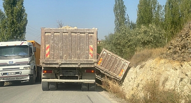 Hafriyat taşıyan kamyon yan yattı
