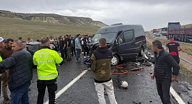 Tur aracıyla otomobil çarpıştı: 5 yaralı