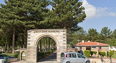 Kurban Bayramı öncesi mezarlıklarda vatandaşlardan anlamlı ziyaret