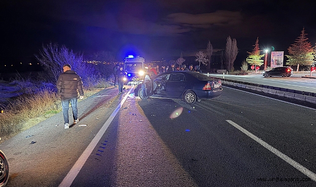 Otomobil Traktöre Arkadan Çarptı