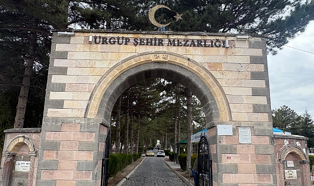 Ramazan Bayramı arifesinde vatandaşlar mezarlıkları ziyaret ediyor 