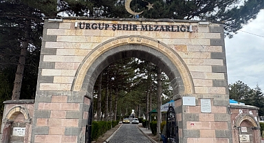 Ramazan Bayramı arifesinde vatandaşlar mezarlıkları ziyaret ediyor 