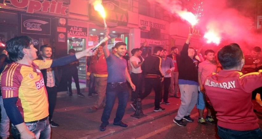 Galatasaray şampiyonluk kupasını kaldırdı!