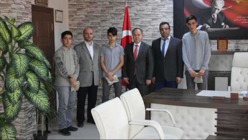 Derece Yapan Öğrenciler Özdemir'i Ziyaret Ettiler