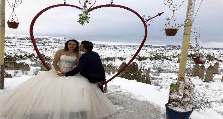 Kapadokya'da eksi 10 derecede gelinlik ve damatlıkla fotoğraf çektirdiler