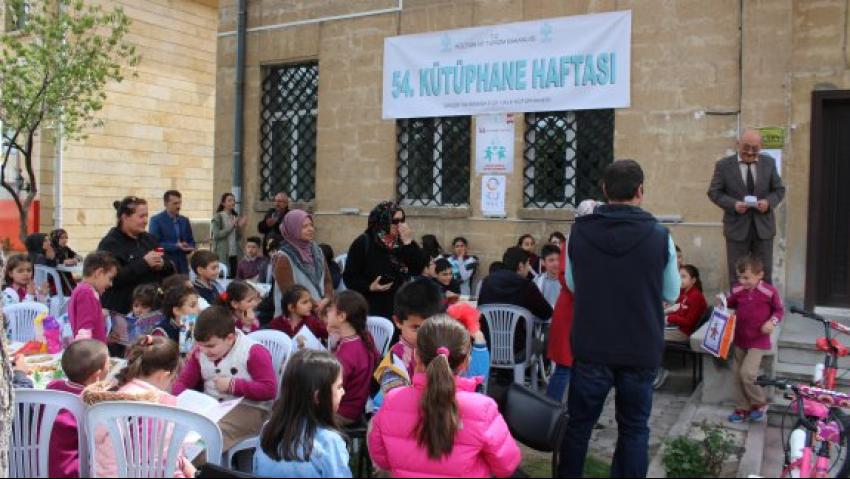 Ürgüp Halk Kütüphanesi 2 Öğrenciye Bisiklet Hediye Etti