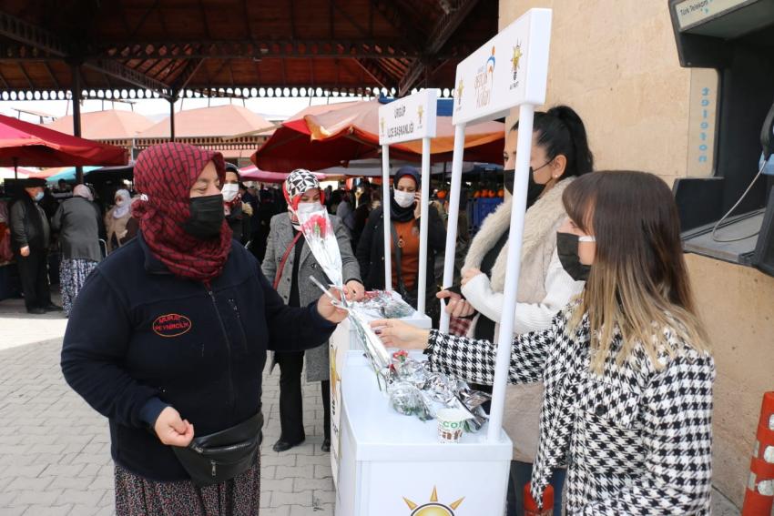 Ürgüp AK Parti Kadın Kolları 8 Mart Dolayısıyla Karanfil Dağıttı