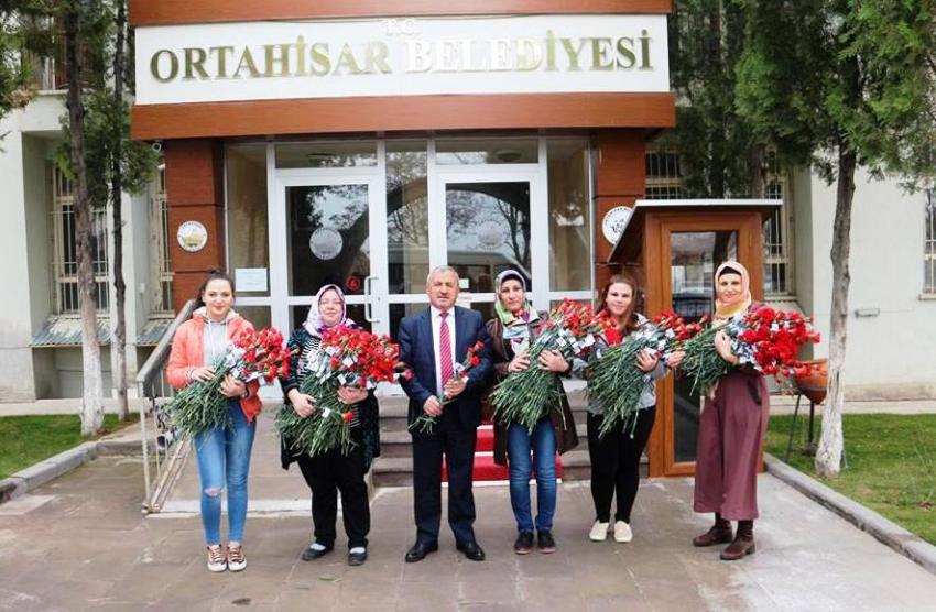 Ortahisar Belediyesi Kadınlar Gününde Karanfil Dağıttı