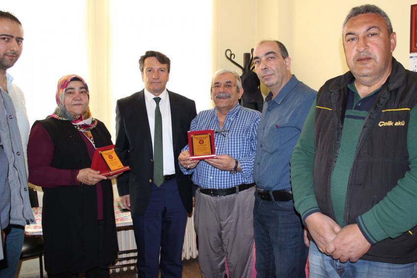 Türk Sağlık Sen Şube Başkanı Çetin'den Emeklilere Plaket