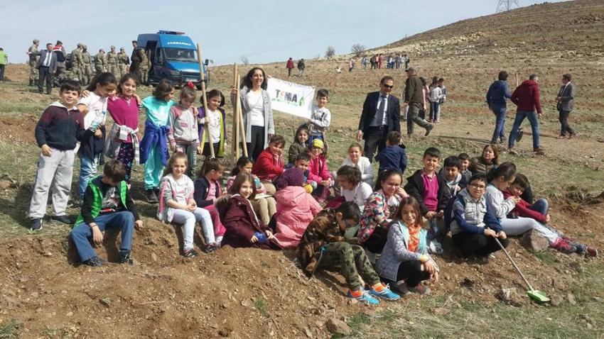 TEMA Gönüllüsü Öğrenciler Fidan Dikti
