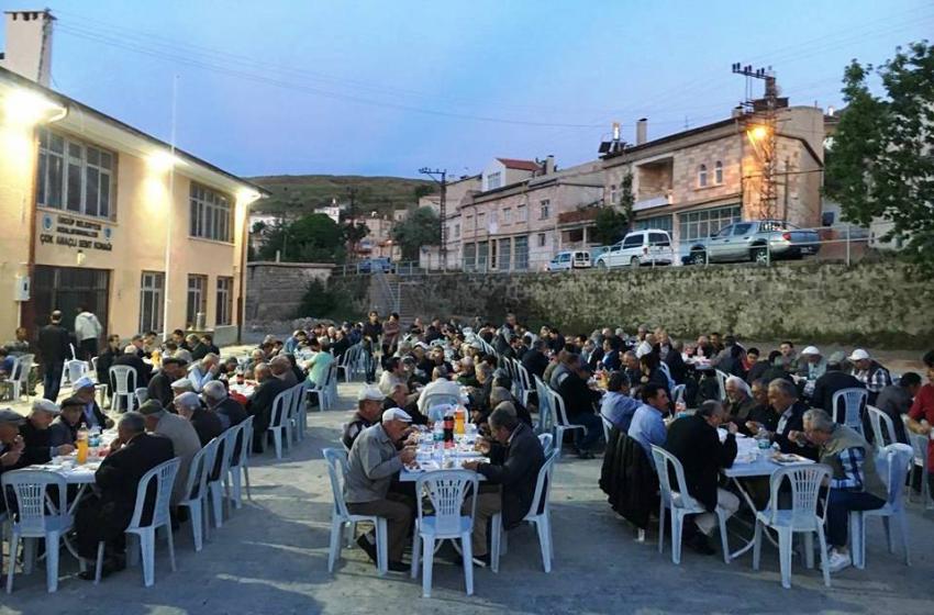 Aksalur Mahallesinde Muhtar Tarafından İftar Verildi