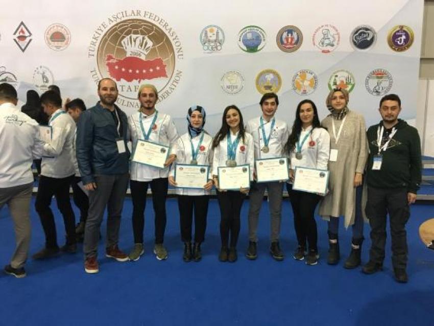 NEVÜ Ürgüp öğrencileri 6 gümüş 1 bronz madalya kazandı
