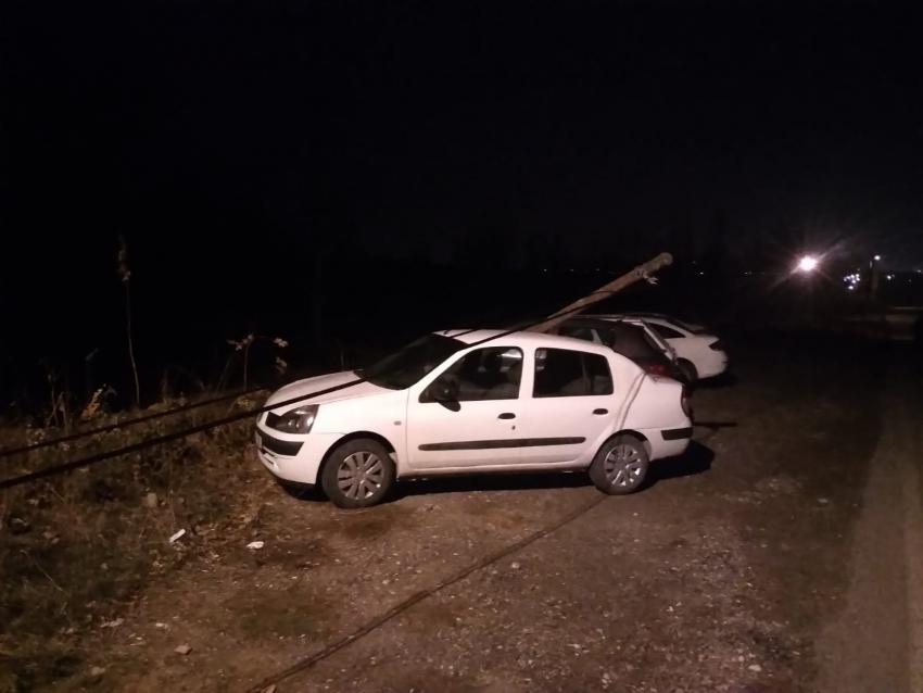 Telefon Direği Otomobilin Üzerine Düştü
