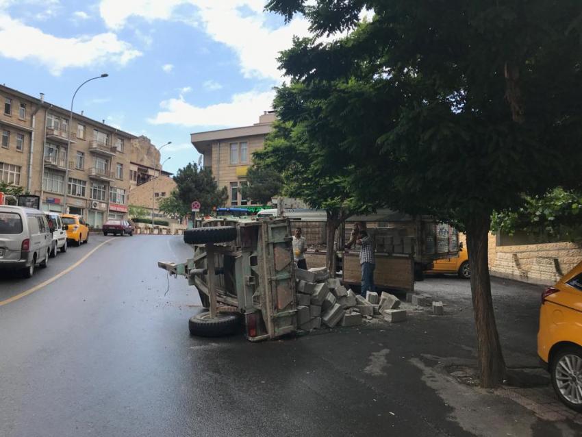 Briket Yüklü Traktör Devrildi