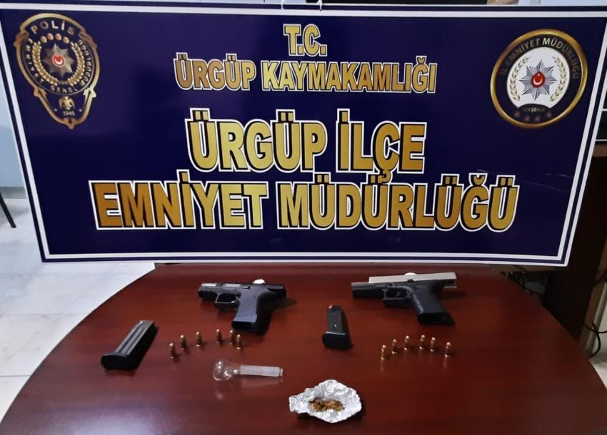 Uyuşturucu ve silahla yakalanan 4 kişi gözaltına alındı