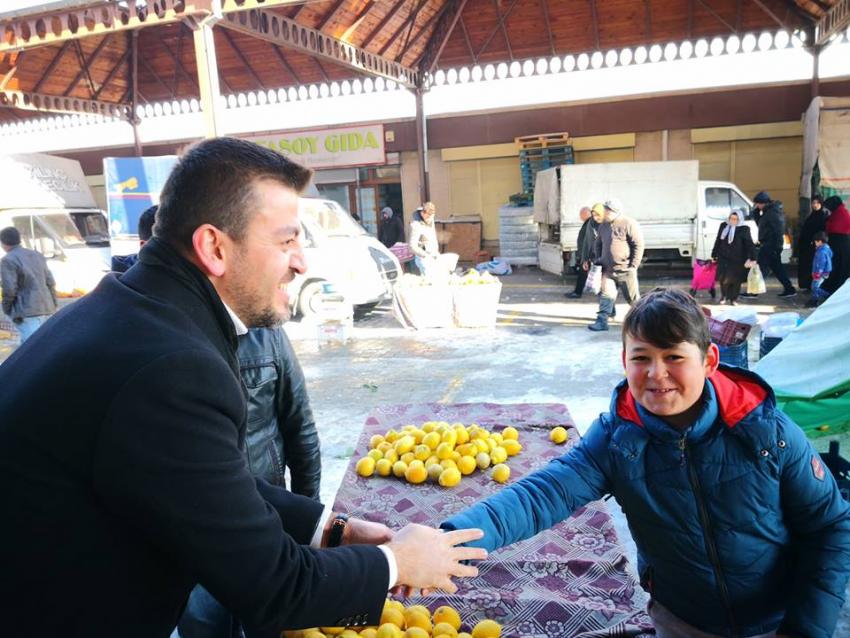 AK Parti Adayı Ecz. Mehmet Aktürk'ten Pazar Esnafına Ziyaret