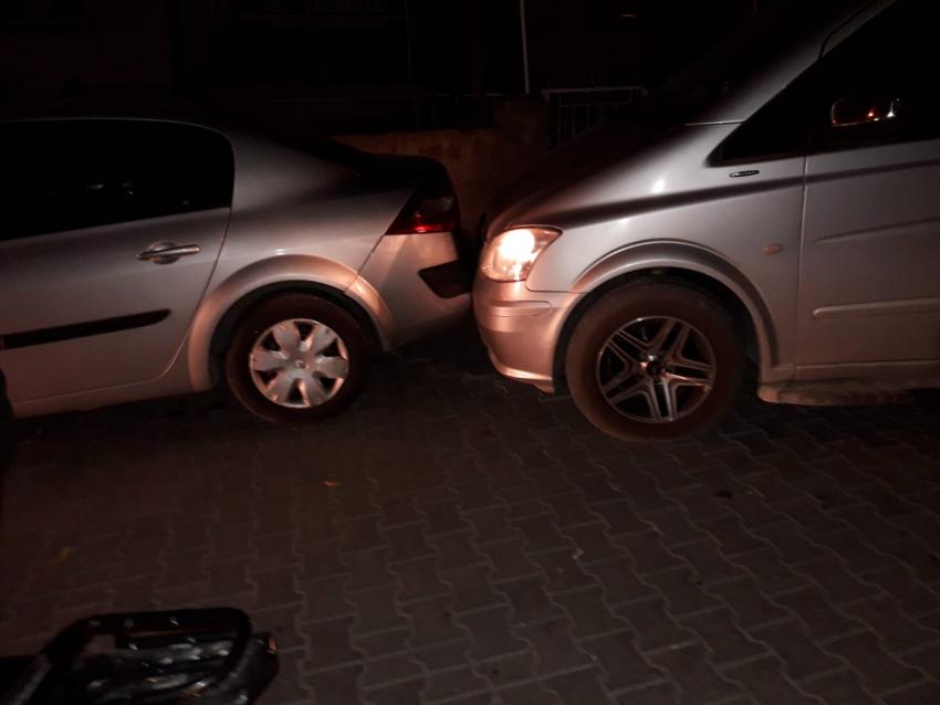 Freni Tutmayan Minibüs Park Halindeki Araçlara Çarptı