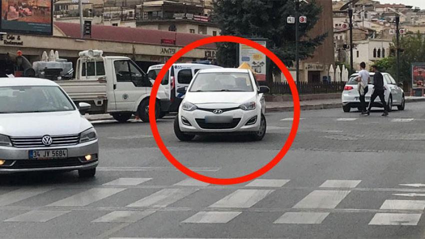 Meyve Suyunu İçmek İçin Yolun Ortasına Park Edince