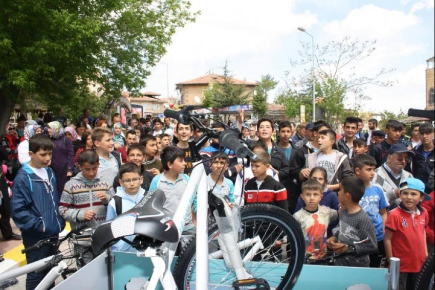 Sağlıklı Yaşam Aracı Standında Hediye Yağmuru
