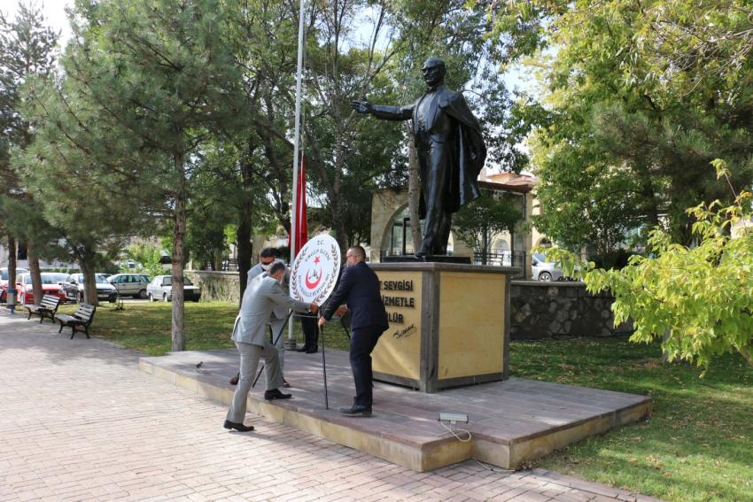 Muhtarlar günü dolayısıyla Atatürk anıtına çelenk sunuldu