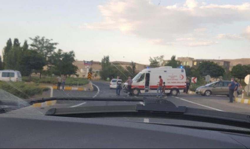 Ambulans İle Otomobil Çarpıştı