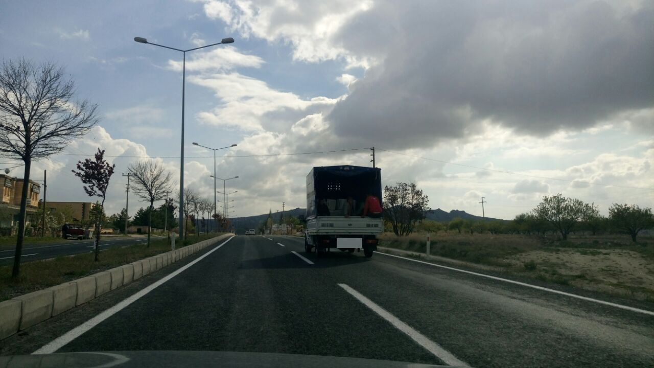 Kamyonet arkasında tehlikeli yolculuk